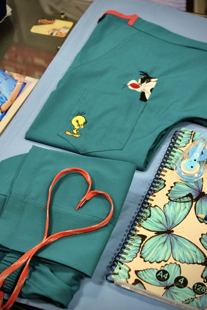 Медицински екип с бродерия ,,TWEETY“ – Светло петролено зелен