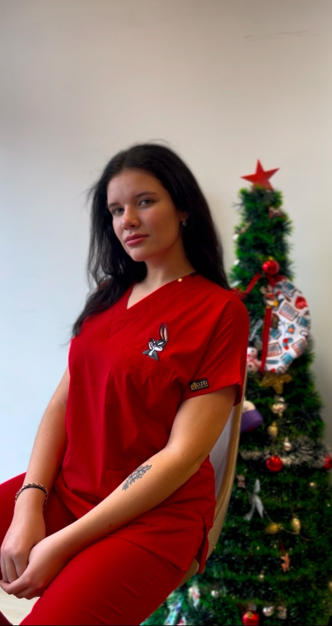 Медицински екип с бродерия ,, BUGS BUNNY “ – Червен - Image 2