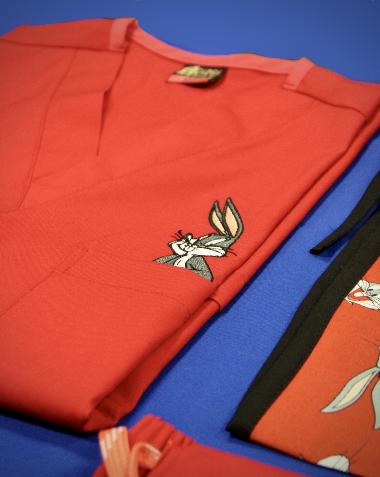 Медицински екип с бродерия ,, BUGS BUNNY “ – Червен